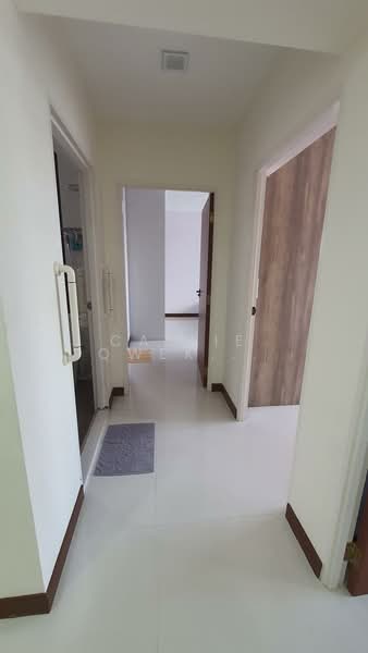 815B Choa Chu Kang Avenue 7, 815B Choa Chu Kang Avenue 7, 3 Bedrooms, 1,001 sqft, HDB Flat For Rent, by Callie Qwek Sor Chin, 500137006 - Corridor - PropertyGuru.com.sg