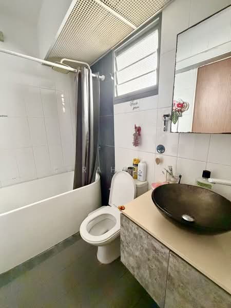 316A Punggol Way, 316A Punggol Way, 3 Bedrooms, 1,216 sqft, HDB Flat For Sale, by Sarah Sun, 500137014 - Bathroom - PropertyGuru.com.sg