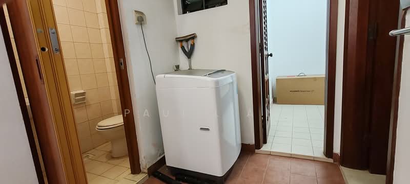 Carissa Park Condo, 2 Flora Drive, 4 Bedrooms, 1,324 sqft, Condominium For Rent, by Paul Lian, 500137022 - Bathroom - PropertyGuru.com.sg