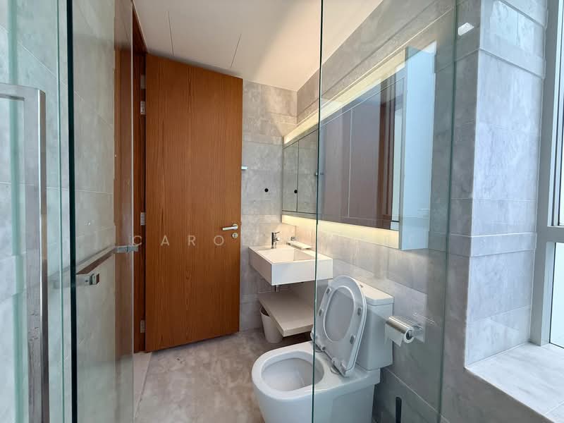 Floridian, 975 Bukit Timah Road, 2 Bedrooms, 926 sqft, Condominium For Rent, by Carol ML Lee, 500137028 - Master Bathroom - PropertyGuru.com.sg