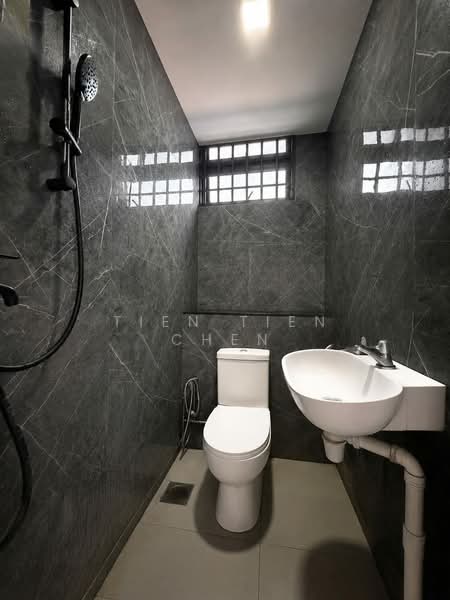 Kai Fook Mansion, 12 Kim Tian Road, 3 Bedrooms, 915 sqft, Walk-up Apartment For Sale, by Tien Tien Chen, 500137135 - Bathroom - PropertyGuru.com.sg