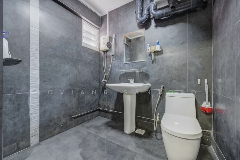96 Bedok North Avenue 4, 96 Bedok North Avenue 4, 3 Bedrooms, 1,324 sqft, HDB Flat For Sale, by Noviana Santoso, 500137140 - Bathroom - PropertyGuru.com.sg