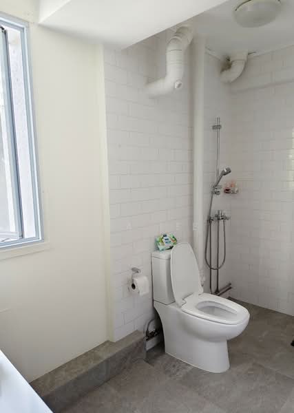 411 Commonwealth Avenue West, 411 Commonwealth Avenue West, 3 Bedrooms, 1,044 sqft, HDB Flat For Sale, by Ada Lee, 500137160 - Bathroom - PropertyGuru.com.sg