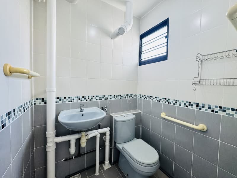 540 Ang Mo Kio Avenue 10, 540 Ang Mo Kio Avenue 10, 2 Bedrooms, 732 sqft, HDB Flat For Sale, by Robin Chan, 500137187 - Bathroom - PropertyGuru.com.sg