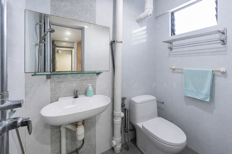 434 Clementi Avenue 3, 434 Clementi Avenue 3, 2 Bedrooms, 721 sqft, HDB Flat For Sale, by KOH YONG JIAN, 500137191 - Bathroom - PropertyGuru.com.sg