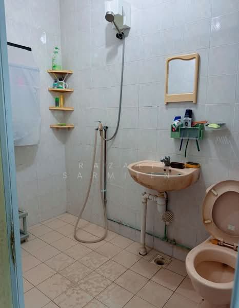 350 Corporation Drive, 350 Corporation Drive, 3 Bedrooms, 1,098 sqft, HDB Flat For Sale, by Razali Sarmiten, 500137202 - Bathroom - PropertyGuru.com.sg