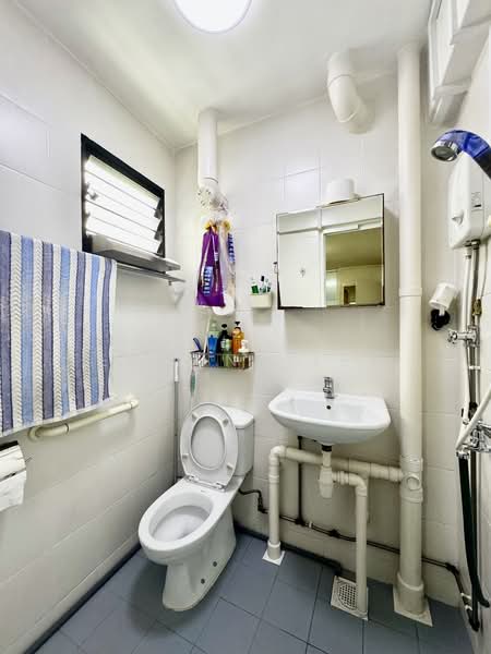 330 Ang Mo Kio Avenue 1, 330 Ang Mo Kio Avenue 1, 2 Bedrooms, 732 sqft, HDB Flat For Sale, by Edmund Lee, 500137325 - Master Bathroom - PropertyGuru.com.sg
