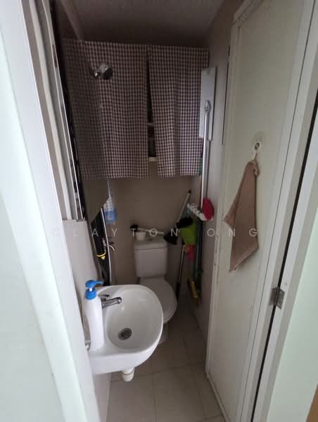 Blossom Residences, 30 Segar Road, 4 Bedrooms, 1,249 sqft, Executive Condominium For Sale, by Clayton Ong, 500137365 - Bathroom - PropertyGuru.com.sg