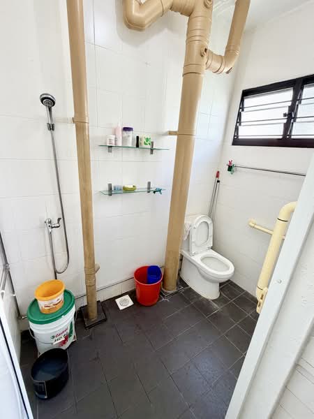 448 Tampines Street 42, 448 Tampines Street 42, 3 Bedrooms, 1,119 sqft, HDB Flat For Sale, by Derek Ong, 500137422 - Bathroom - PropertyGuru.com.sg