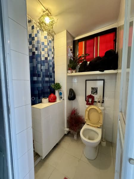 6 Ghim Moh Road, 6 Ghim Moh Road, 2 Bedrooms, 818 sqft, HDB Flat For Rent, by Norvin Leow, 500137438 - Bathroom - PropertyGuru.com.sg