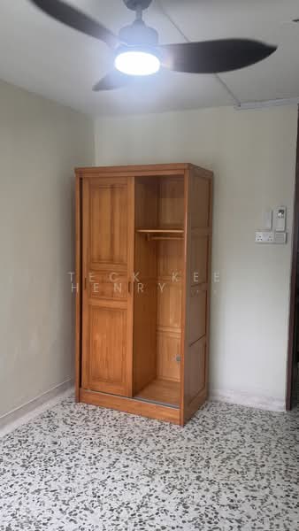 306 Clementi Avenue 4, 306 Clementi Avenue 4, 2 Bedrooms, 721 sqft, HDB Flat For Rent, by Teck Kee Henry Yeo, 500137450 - Wardrobe in bedroom - PropertyGuru.com.sg