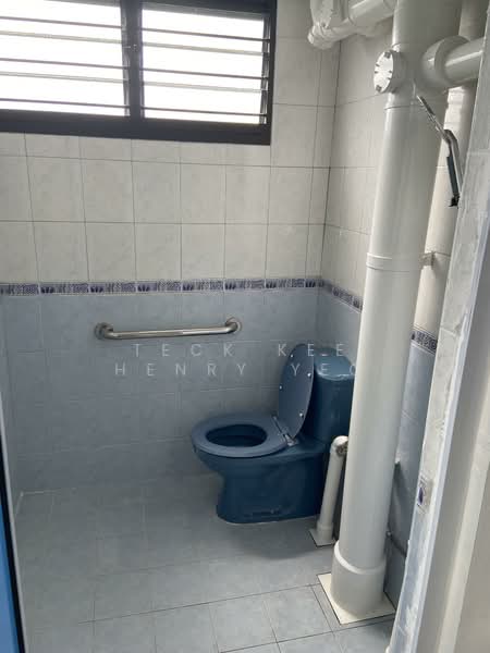 306 Clementi Avenue 4, 306 Clementi Avenue 4, Buona Vista / West Coast / Clementi New Town, 2 Bedrooms, 721 sqft, HDB Flat For Rent, by Teck Kee Henry Yeo, 500137450 - Back yard Bathroom - PropertyGuru.com.sg