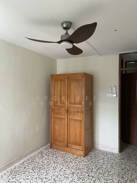 306 Clementi Avenue 4, 306 Clementi Avenue 4, Buona Vista / West Coast / Clementi New Town, 2 Bedrooms, 721 sqft, HDB Flat For Rent, by Teck Kee Henry Yeo, 500137450 - Master bedroom wardrobe - PropertyGuru.com.sg