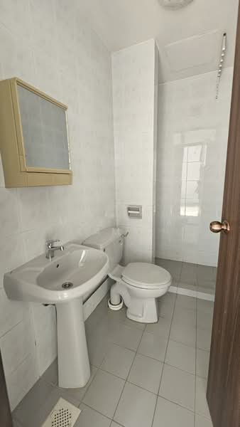 Pasir Panjang Dr, Pasir Panjang Dr, 4 Bedrooms, 2,000 sqft, Terraced House For Rent, by Moztafa Kamal, 500137458 - Bathroom - PropertyGuru.com.sg