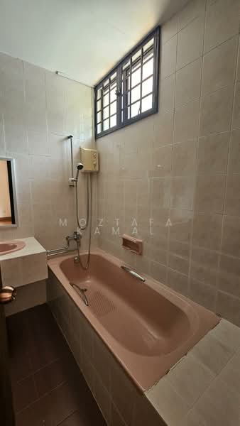 Pasir Panjang Dr, Pasir Panjang Dr, 4 Bedrooms, 2,000 sqft, Terraced House For Rent, by Moztafa Kamal, 500137458 - Bathroom - PropertyGuru.com.sg