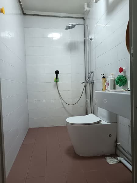 722 Tampines Street 72, 722 Tampines Street 72, 4 Bedrooms, 1,292 sqft, HDB Flat For Sale, by Frank Wong, 500137484 - Bathroom - PropertyGuru.com.sg