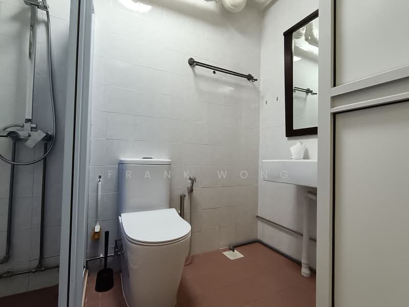 722 Tampines Street 72, 722 Tampines Street 72, 4 Bedrooms, 1,292 sqft, HDB Flat For Sale, by Frank Wong, 500137484 - Bathroom - PropertyGuru.com.sg