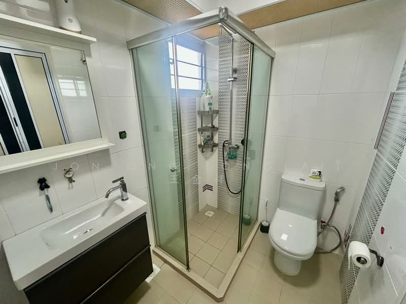 166A Yung Kuang Court, 166A Yung Kuang Road, 3 Bedrooms, 1,216 sqft, HDB Flat For Rent, by Jon Ong (Onglai) 王金祥, 500137594 - Bathroom - PropertyGuru.com.sg