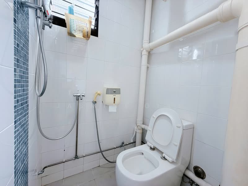 506 Bukit Batok Street 52, 506 Bukit Batok Street 52, 2 Bedrooms, 743 sqft, HDB Flat For Sale, by Jasmine Giam, 500137598 - Bathroom - PropertyGuru.com.sg