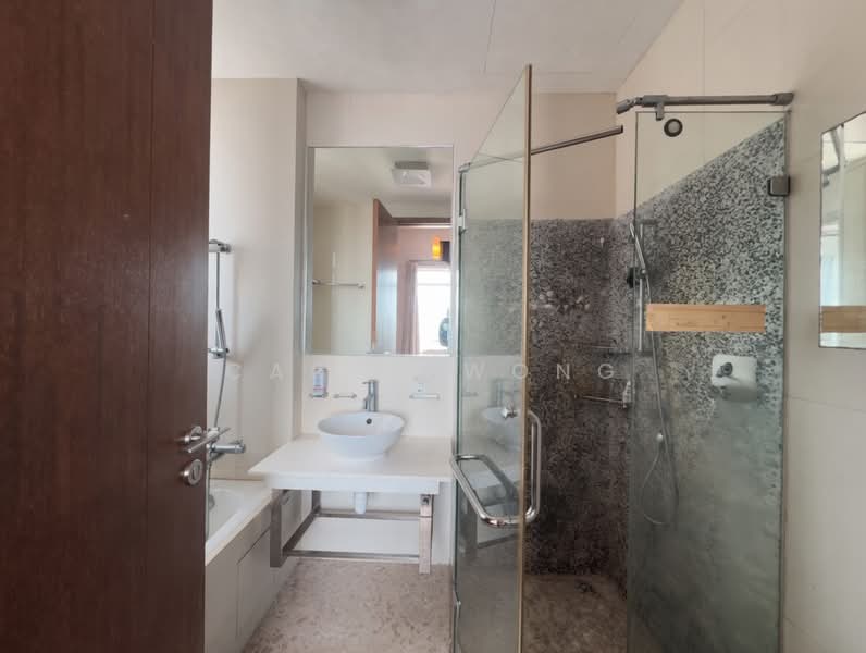 Grosvenor View, 1 Lengkong Empat, 2 Bedrooms, 1,292 sqft, Condominium For Sale, by Caryn Wong, 500137610 - Bathroom - PropertyGuru.com.sg