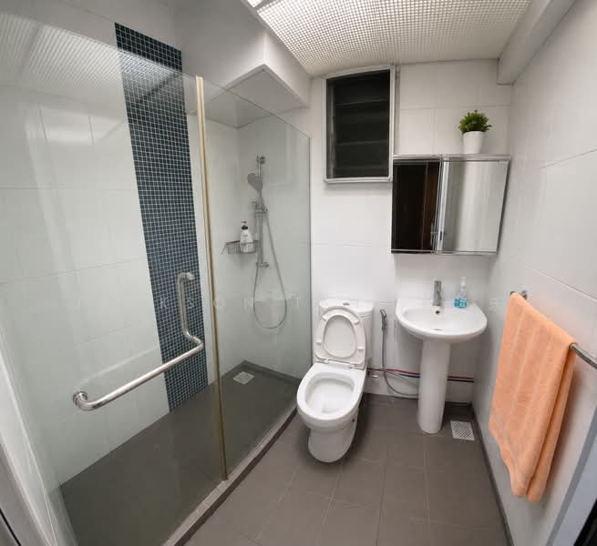 376C Hougang Street 32, 376C Hougang Street 32, 3 Bedrooms, 990 sqft, HDB Flat For Sale, by Jackson Tan  陈涣乐, 500137629 - Bathroom - PropertyGuru.com.sg
