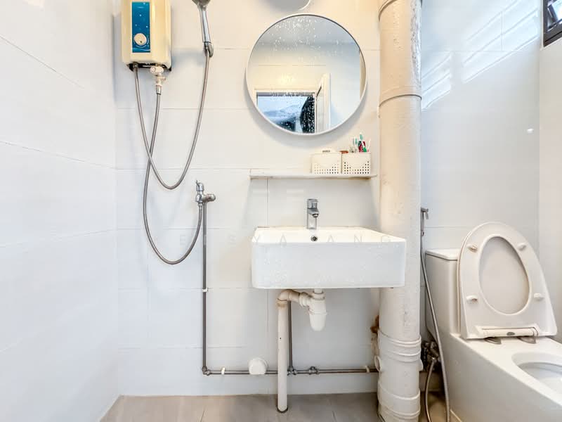 896 Tampines Street 81, 896 Tampines Street 81, 3 Bedrooms, 1,119 sqft, HDB Flat For Sale, by Keesya Ang, 500137636 - Bathroom - PropertyGuru.com.sg