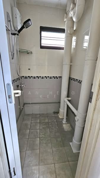 3 Saint George's Road, 3 Saint George's Road, 2 Bedrooms, 635 sqft, HDB Flat For Sale, by Tan Heng Kee, 500137642 - Bathroom - PropertyGuru.com.sg