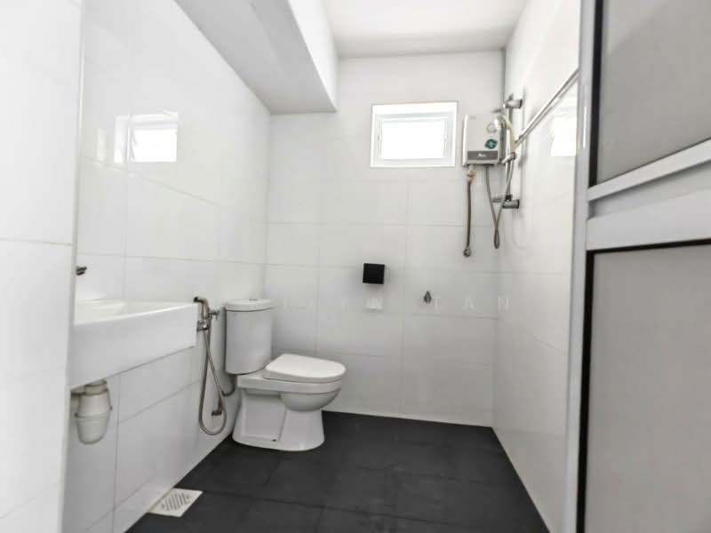 Sembawang Straits Estate, Jalan Machang, 3 Bedrooms, 1,800 sqft, Semi-Detached House For Rent, by Marilyn Tan, 500137660 - Bathroom - PropertyGuru.com.sg