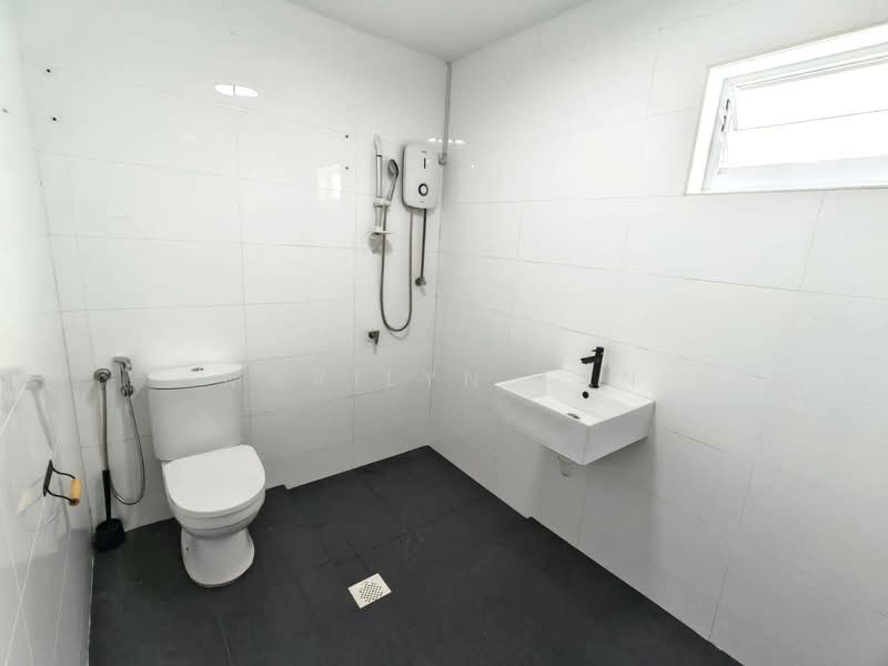 Sembawang Straits Estate, Jalan Machang, 3 Bedrooms, 1,800 sqft, Semi-Detached House For Rent, by Marilyn Tan, 500137660 - Bathroom - PropertyGuru.com.sg
