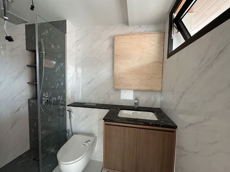 Serangoon Garden Estate, Brockhampton Drive, 6 Bedrooms, 7,460 sqft, Semi-Detached House For Sale, by Nicole Chia, 500137670 - Bathroom - PropertyGuru.com.sg