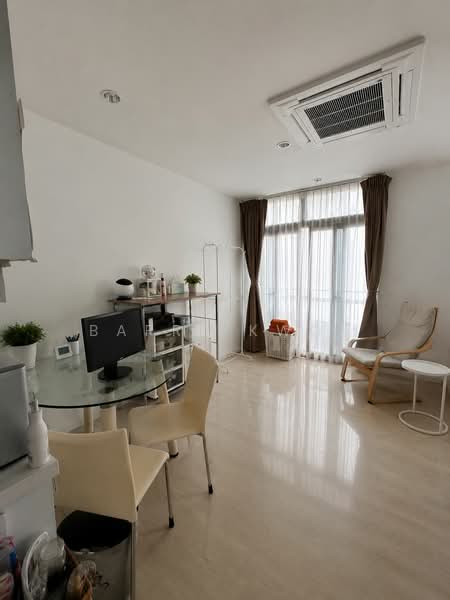 Dunearn Suites, 404 Dunearn Road, 1 Bedroom, 409 sqft, Condominium For Rent, by Barry Kwok, 500137673 - Living Room - PropertyGuru.com.sg