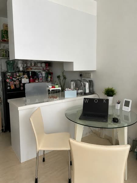 Dunearn Suites, 404 Dunearn Road, 1 Bedroom, 409 sqft, Condominium For Rent, by Barry Kwok, 500137673 - Kitchen - PropertyGuru.com.sg