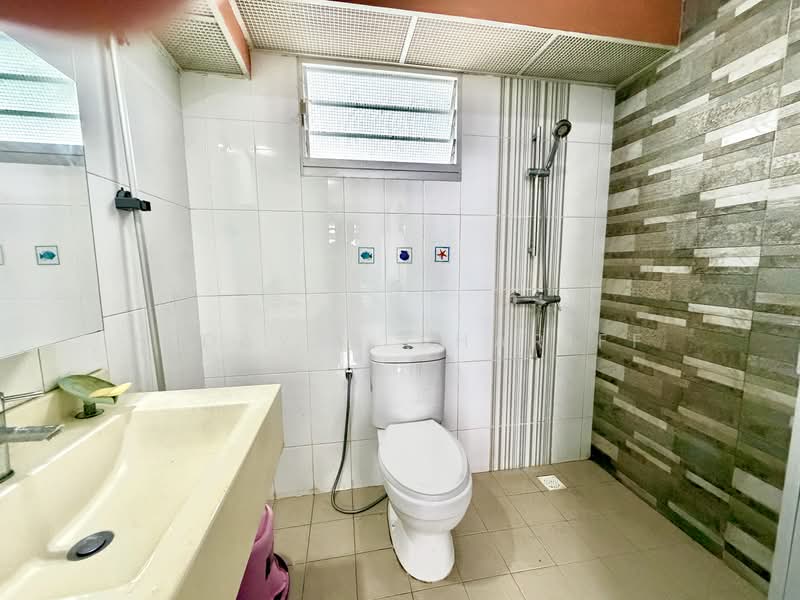 120C Canberra Crescent, 120C Canberra Crescent, 4 Bedrooms, 1,216 sqft, HDB Flat For Sale, by Hidayat Shariff, 500137680 - Bathroom - PropertyGuru.com.sg