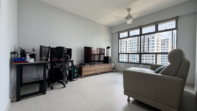 621B Tampines Street 61, 621B Tampines Street 61, 2 Bedrooms, 742 sqft, HDB Flat For Sale, by Edmund Thor, 500137686 - Living Room - PropertyGuru.com.sg