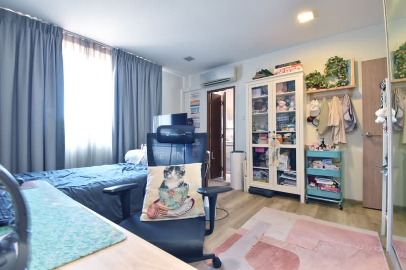 Jalan bangsawan/Opera estate/Siglap/Aida st/Fogaro st/East Coast, Aida St, 4 Bedrooms, 2,500 sqft, Terraced House For Sale, by Zen Lim, 500137687 - Bedroom - PropertyGuru.com.sg