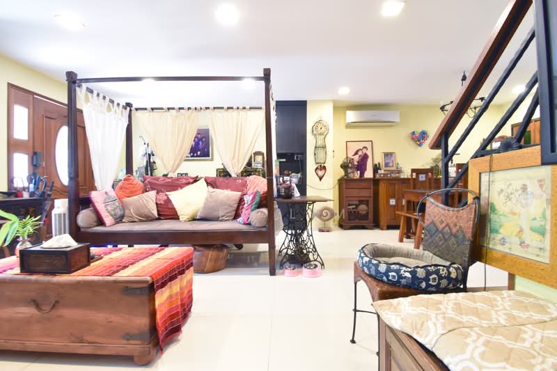 Jalan bangsawan/Opera estate/Siglap/Aida st/Fogaro st/East Coast, Aida St, 4 Bedrooms, 2,500 sqft, Terraced House For Sale, by Zen Lim, 500137687 - Living Room - PropertyGuru.com.sg