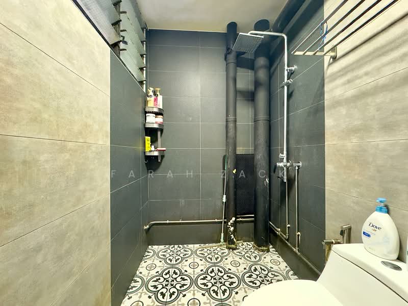 730 Tampines Street 71, 730 Tampines Street 71, 4 Bedrooms, 1,335 sqft, HDB Flat For Sale, by Farah Zack, 500137717 - Bathroom - PropertyGuru.com.sg