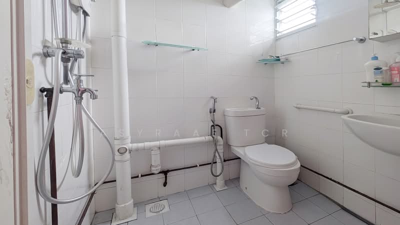 707 Bedok North Road, 707 Bedok North Road, 3 Bedrooms, 990 sqft, HDB Flat For Sale, by Asyraaf TCR, 500137753 - Bathroom - PropertyGuru.com.sg