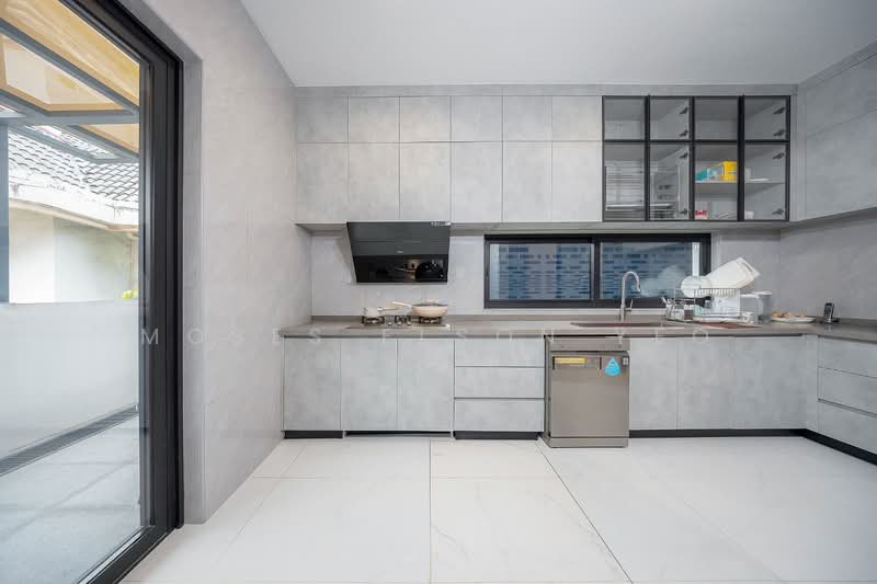 Serangoon Garden Estate, Chartwell Drive, 8 Bedrooms, 9,600 sqft, Semi-Detached House For Sale, by Moses Elson Yeo, 500137766 - Kitchen - PropertyGuru.com.sg