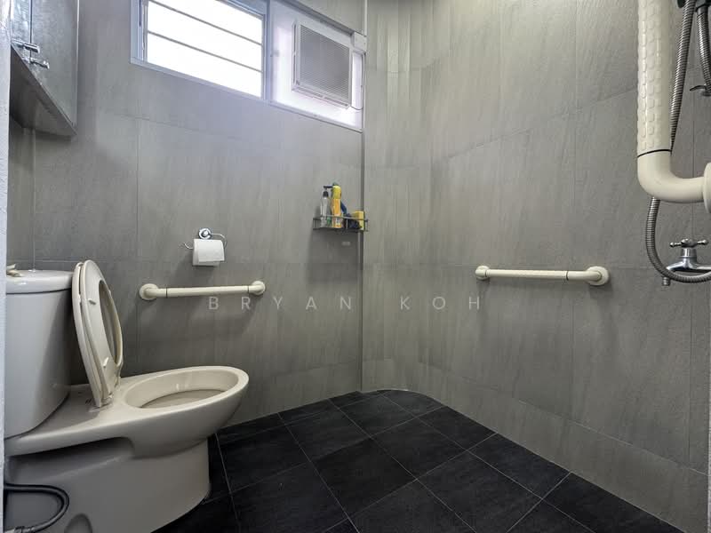 232 Hougang Avenue 1, 232 Hougang Avenue 1, 3 Bedrooms, 1,119 sqft, HDB Flat For Sale, by Bryan Koh, 500137798 - Bathroom - PropertyGuru.com.sg