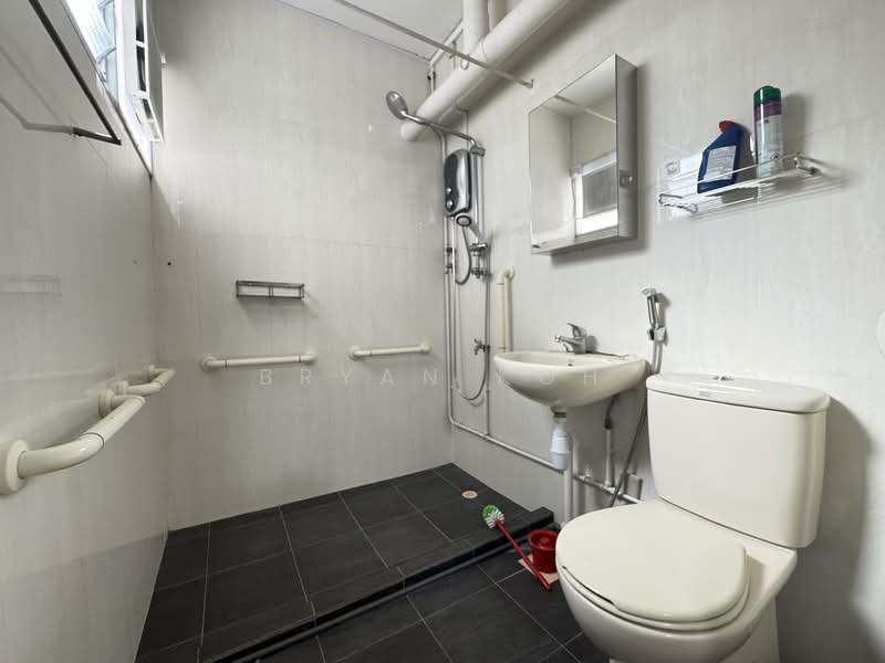 232 Hougang Avenue 1, 232 Hougang Avenue 1, 3 Bedrooms, 1,119 sqft, HDB Flat For Sale, by Bryan Koh, 500137798 - Bathroom - PropertyGuru.com.sg