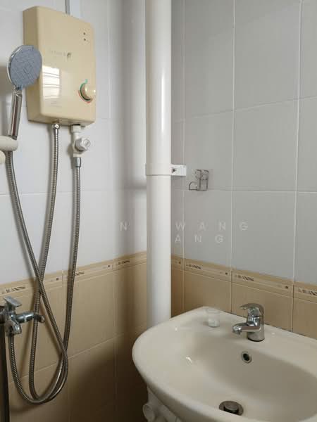 571 Ang Mo Kio Avenue 3, , Room Rental, 150 sqft, HDB Flat For Rent, by Kenn Kwang Yu Xiang, 500137809 - Bathroom - PropertyGuru.com.sg