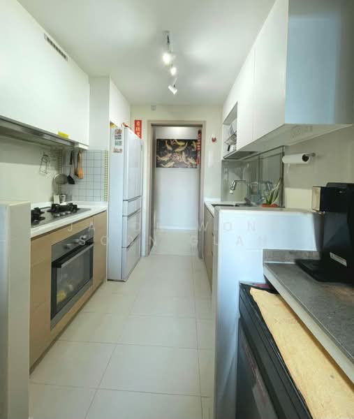 Treasure at Tampines, 41 Tampines Lane, 3 Bedrooms, 1,033 sqft, Condominium For Rent, by Jason Wong Soon Guan, 500137833 - Kitchen - PropertyGuru.com.sg