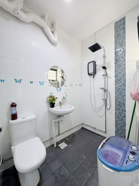 235 Tampines Street 21, 235 Tampines Street 21, 2 Bedrooms, 797 sqft, HDB Flat For Sale, by Risdian Isbintara, 500137852 - Bathroom - PropertyGuru.com.sg