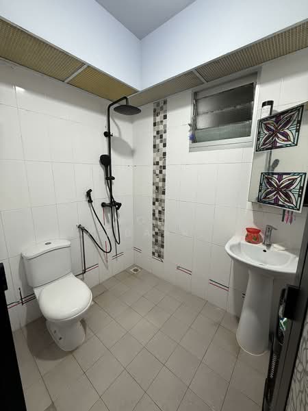 490B Choa Chu Kang Avenue 5, 490B Choa Chu Kang Avenue 5, 2 Bedrooms, 731 sqft, HDB Flat For Sale, by Mohd Jabbaar Bin Kamsani, 500137858 - Bathroom - PropertyGuru.com.sg