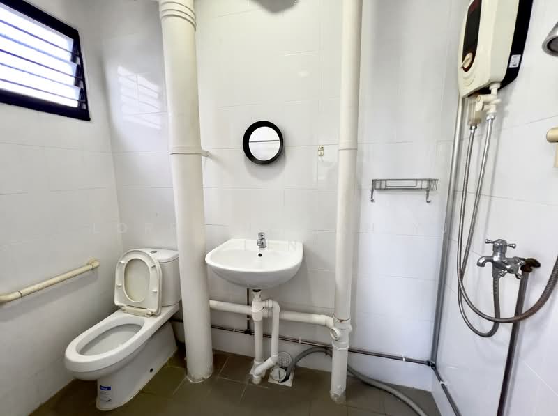 240 Tampines Street 21, 240 Tampines Street 21, 3 Bedrooms, 1,119 sqft, HDB Flat For Sale, by Lorraine Tan Yu Lin, 500137869 - Bathroom - PropertyGuru.com.sg