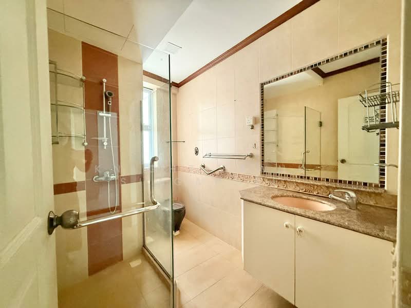 Lakepoint Condo, 2 Lakepoint Drive, 4 Bedrooms, 2,217 sqft, Condominium For Sale, by Karen, 500137872 - Bathroom - PropertyGuru.com.sg
