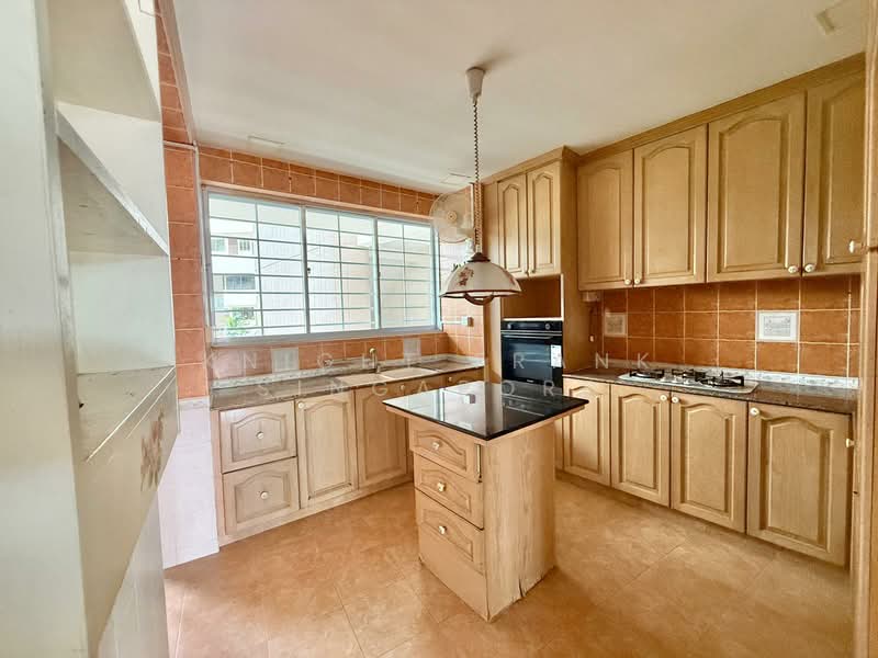 Lakepoint Condo, 2 Lakepoint Drive, 4 Bedrooms, 2,217 sqft, Condominium For Sale, by Karen, 500137872 - Kitchen - PropertyGuru.com.sg