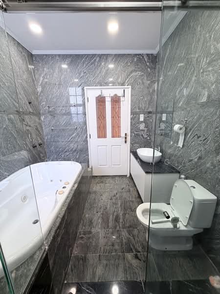 SERANGOON GARDEN ESTATE, , 6 Bedrooms, 7,000 sqft, Detached House For Rent, by Ben Chiang, 500137914 - Bathroom - PropertyGuru.com.sg