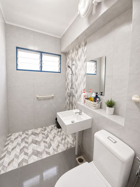 764 Jurong West Street 74, 764 Jurong West Street 74, 4 Bedrooms, 1,323 sqft, HDB Flat For Sale, by Yang Yu Qiang Jaraldmine, 500137971 - Bathroom - PropertyGuru.com.sg